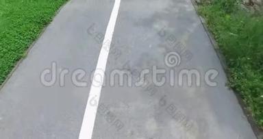 行人过街道上有自行车标记的沥青。